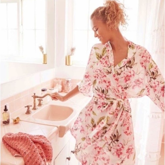 Show Me Your Mumu Brie Garden of Blooms Floral Robe - One Size - Picture 1 of 10